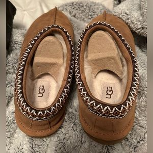 Women’s Size 9-10/Men’s Size 8 Tasman UGGs.